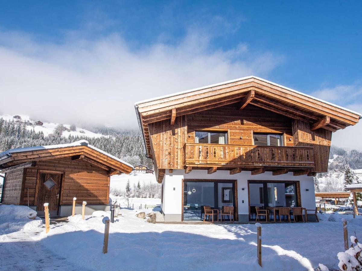 Apartment In Wald Im Pinzgau With A Carport Екстериор снимка