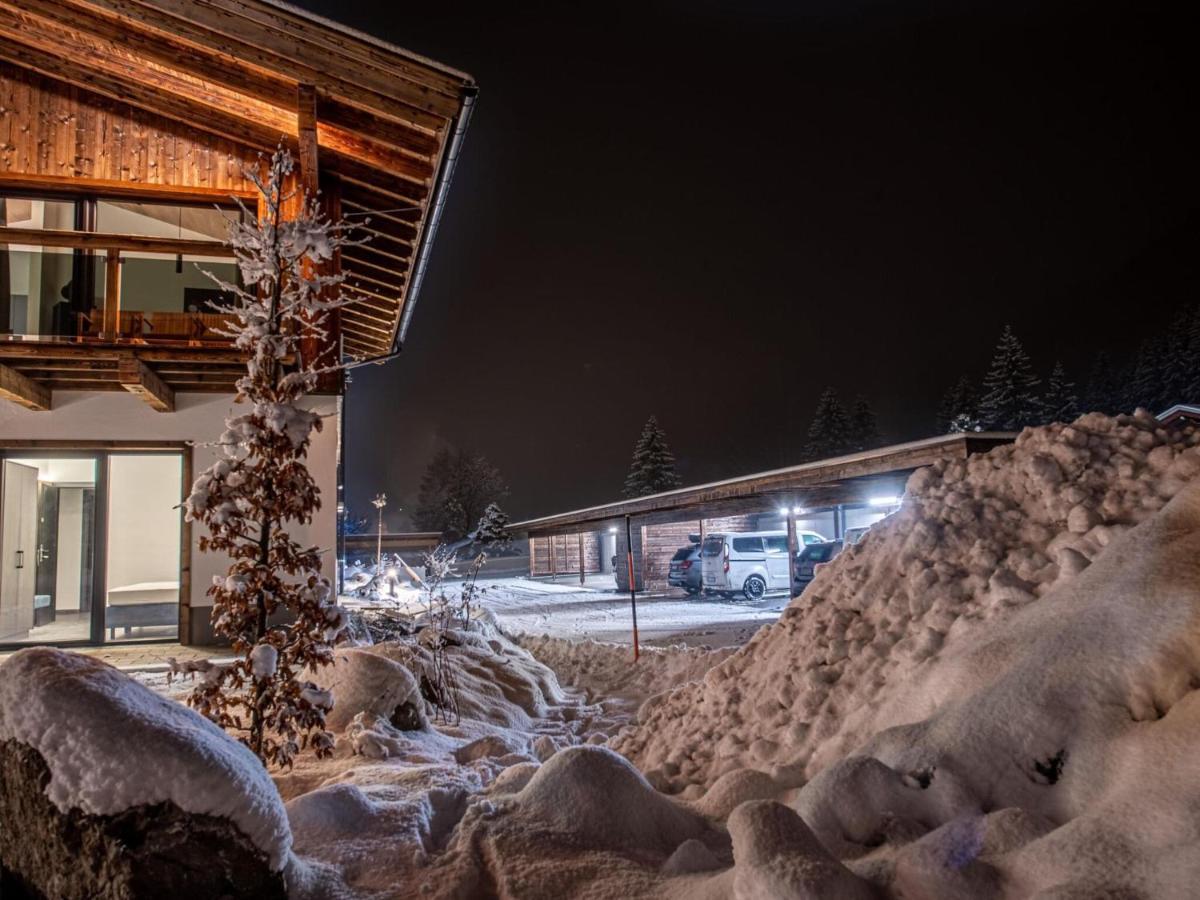 Apartment In Wald Im Pinzgau With A Carport Екстериор снимка