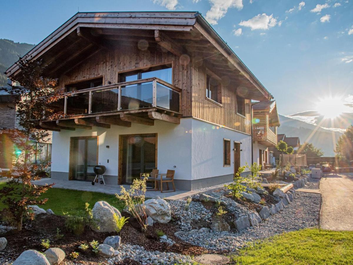 Apartment In Wald Im Pinzgau With A Carport Екстериор снимка