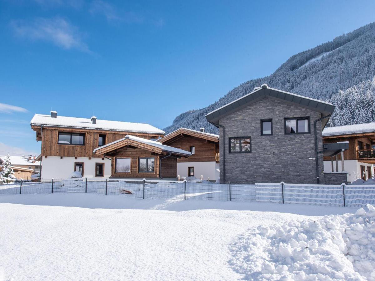 Apartment In Wald Im Pinzgau With A Carport Екстериор снимка