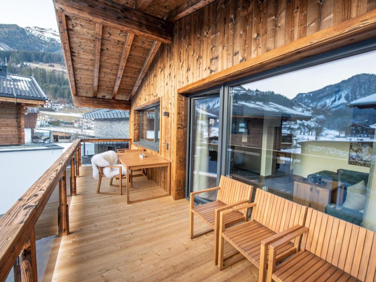 Apartment In Wald Im Pinzgau With A Carport Екстериор снимка