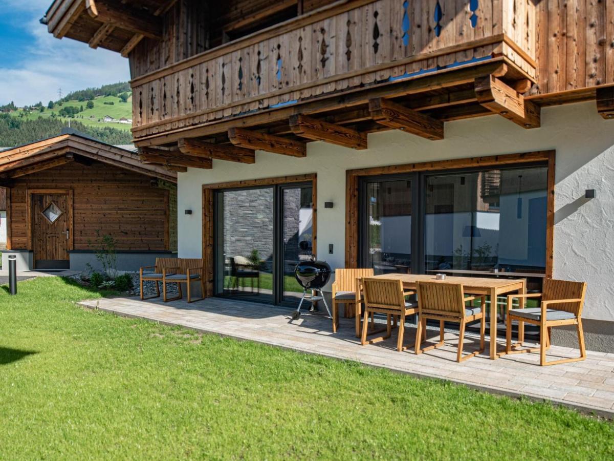 Apartment In Wald Im Pinzgau With A Carport Екстериор снимка
